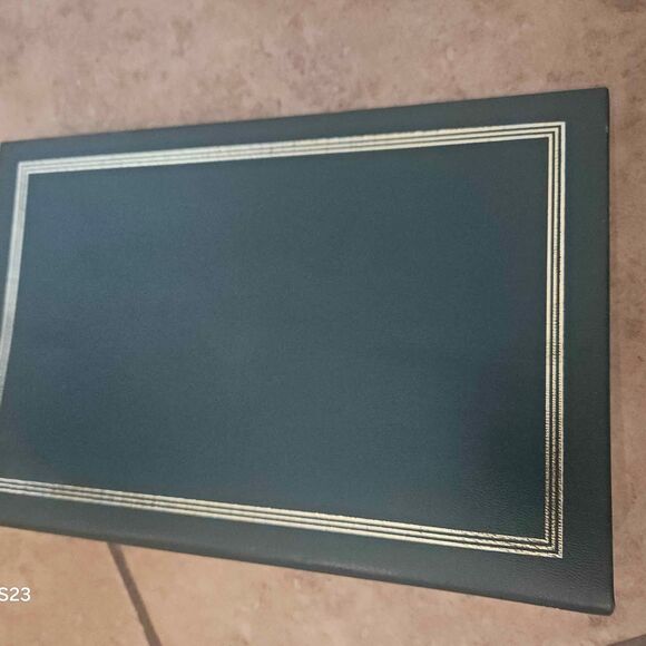 Photo album Leatherette Refillable 3 Ring holds 4x6 photos  Binder - Picture 1 of 4